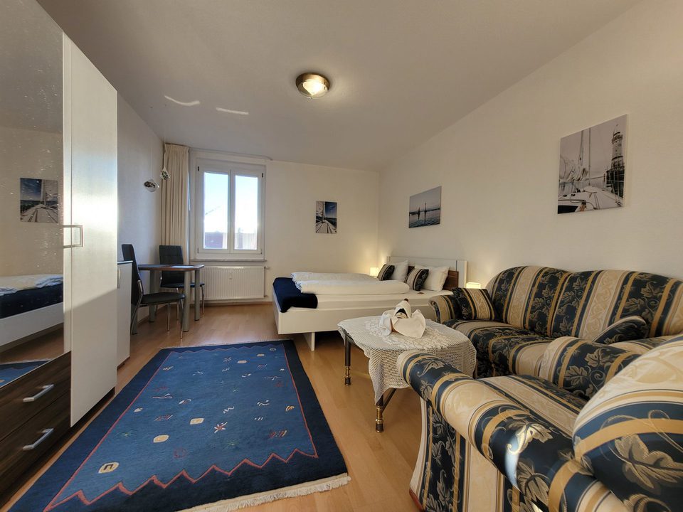 The Cozy Lindau N°1 – Studio mit Doppelbett und Sessel