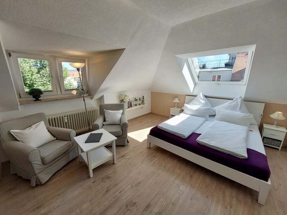 The Cozy Lindau N°3 – Dachzimmer mit Doppelbett und Dachfenster
